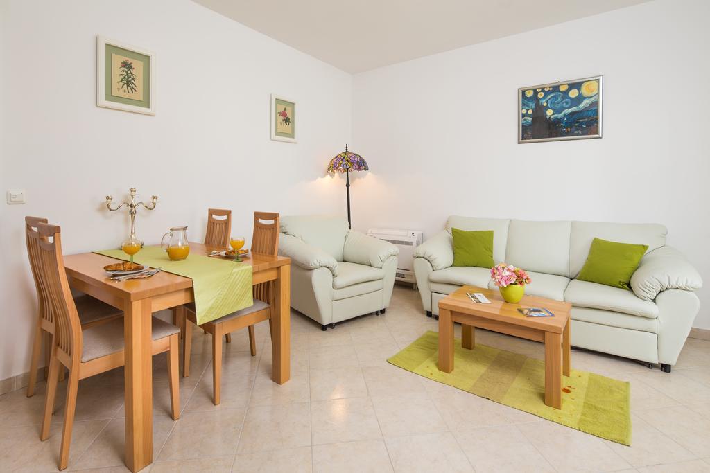 Apartments Leon Podstrana Habitación foto